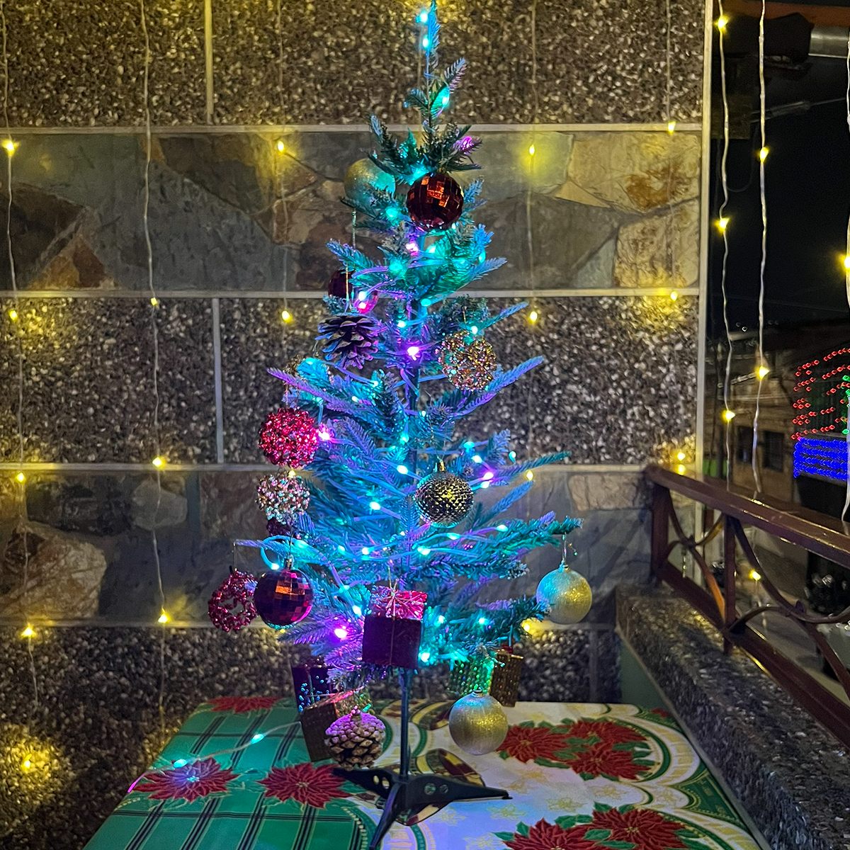 Árbol Navidad Puntas Nevado 90cm + Luces + Bolas De Regalo Decoración T90-VB2COMBO