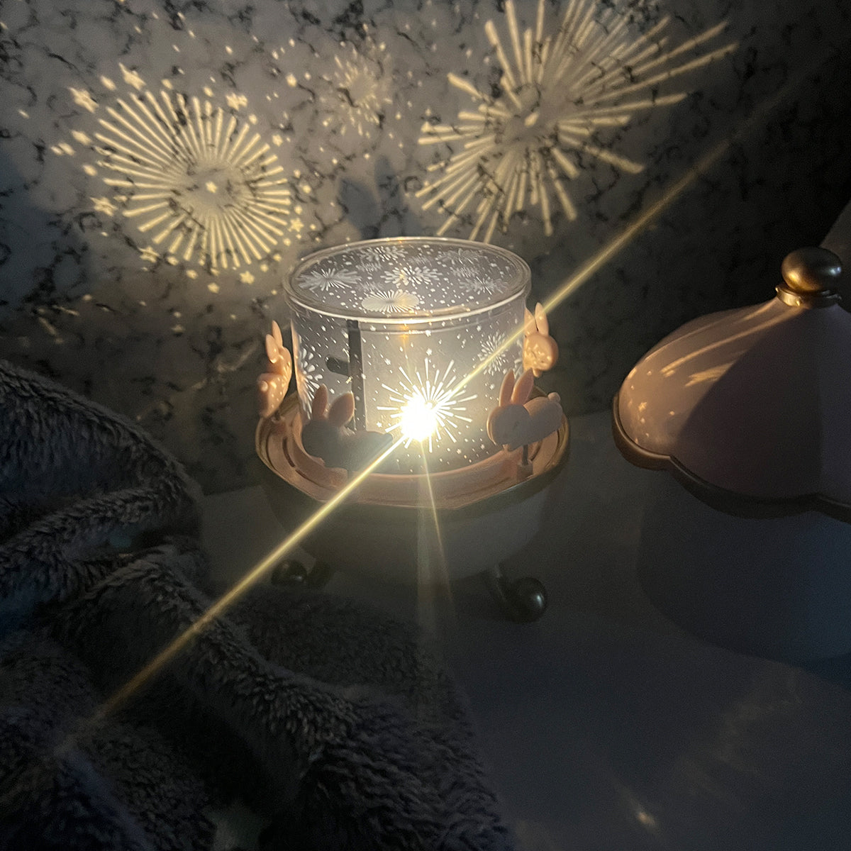 Lámpara Infantil Proyector 360° Conejitos Luz Nocturna Giratoria Con 6 Plantillas PTZ-17-6