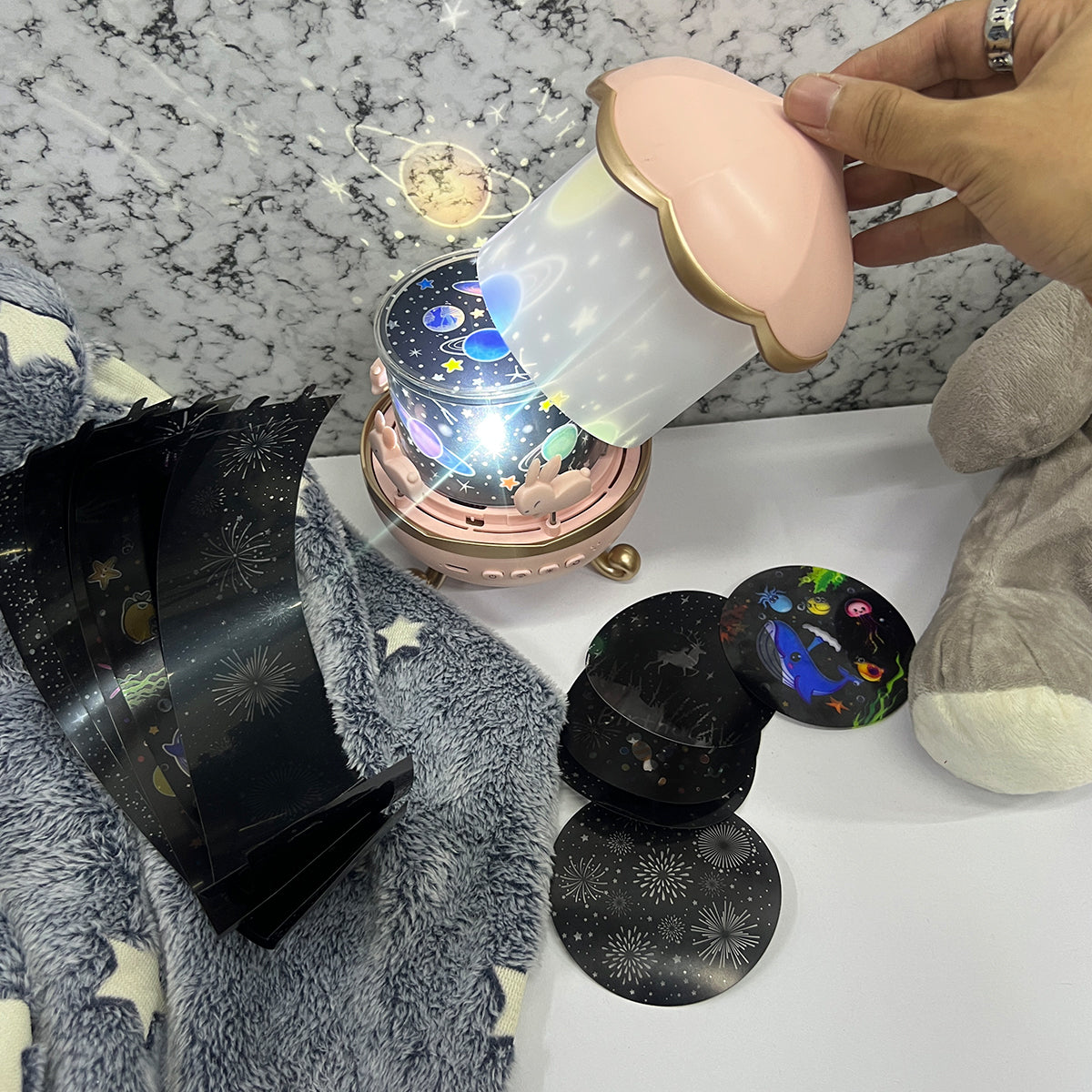 Lámpara Infantil Proyector 360° Conejitos Luz Nocturna Giratoria Con 6 Plantillas PTZ-17-6