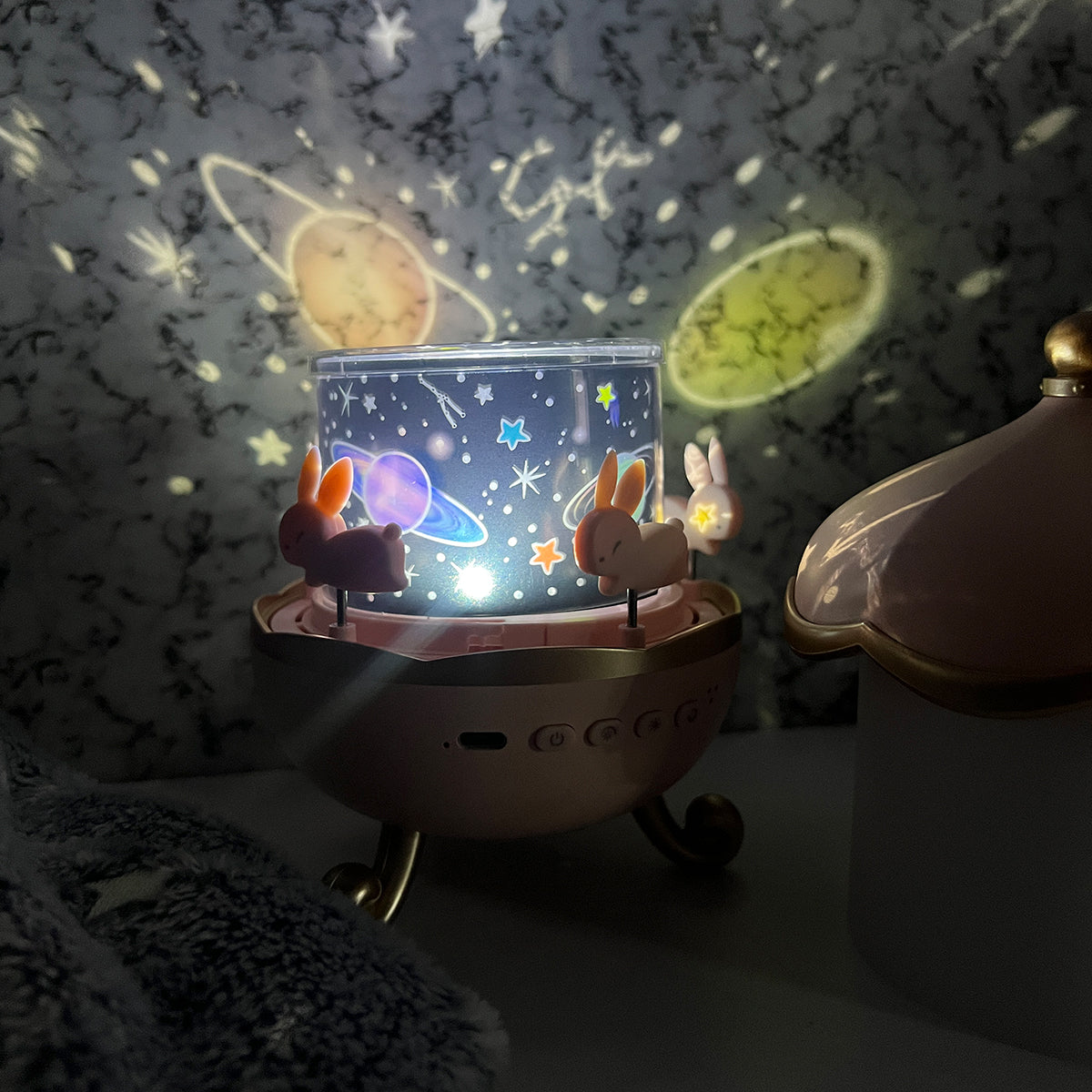 Lámpara Infantil Proyector 360° Conejitos Luz Nocturna Giratoria Con 6 Plantillas PTZ-17-6
